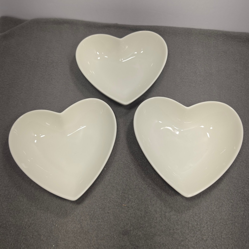 Set of 3 White Ceramic Heart Shaped Bowls Small Serving Trinket Dishes Glossy